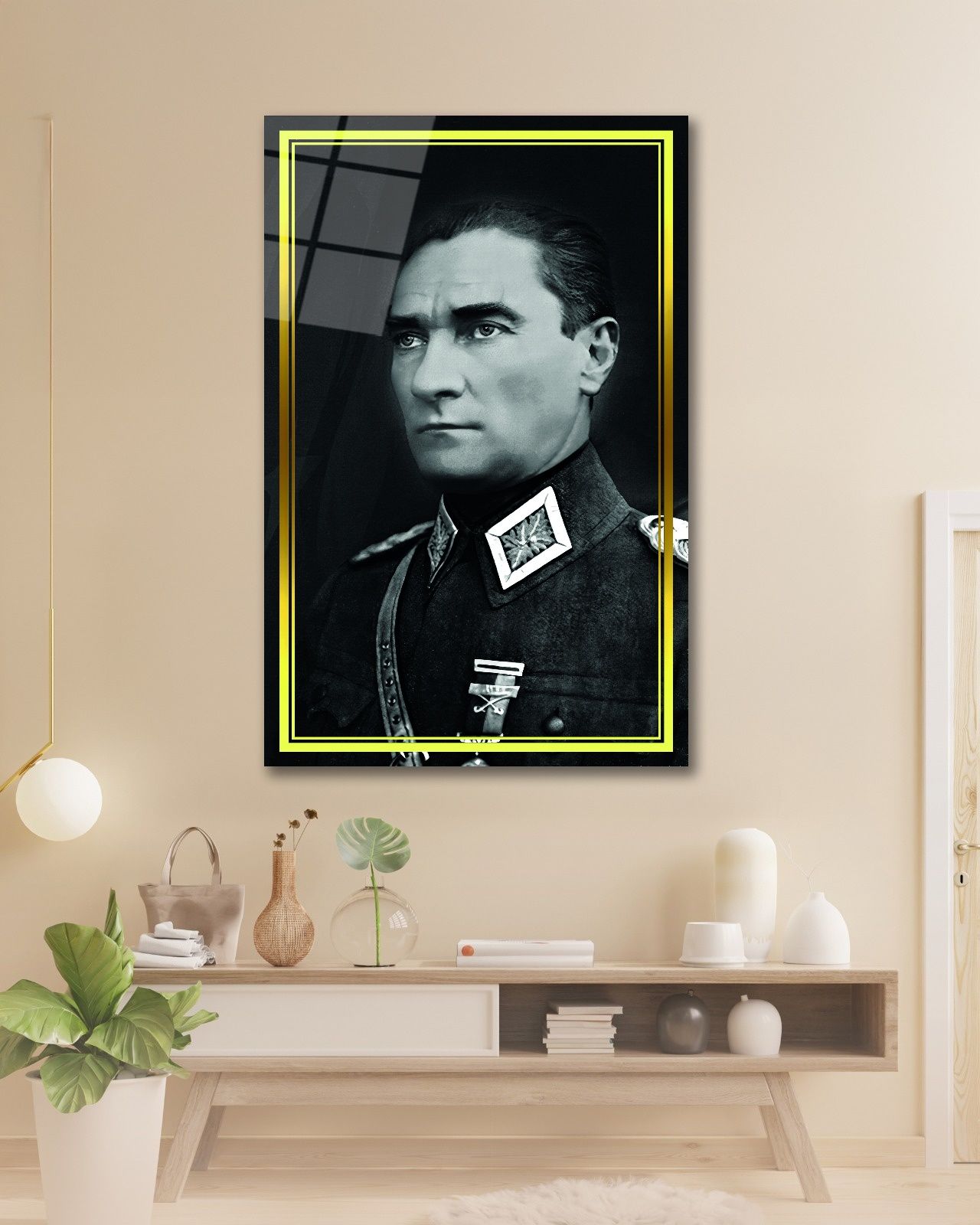 Sarı Çerçeve Görünümlü Askerlik Yılları Atatürk Siyah Beyaz Cam Tablo
