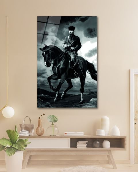 At Üstünde Atatürk Siyah Beyaz Cam Tablo