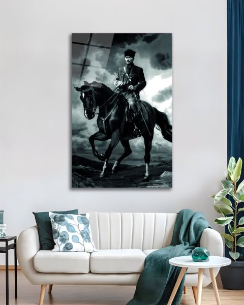 At Üstünde Atatürk Siyah Beyaz Cam Tablo