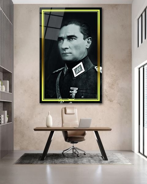 Sarı Çerçeve Görünümlü Askerlik Yılları Atatürk Siyah Beyaz Cam Tablo