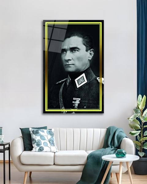 Sarı Çerçeve Görünümlü Askerlik Yılları Atatürk Siyah Beyaz Cam Tablo