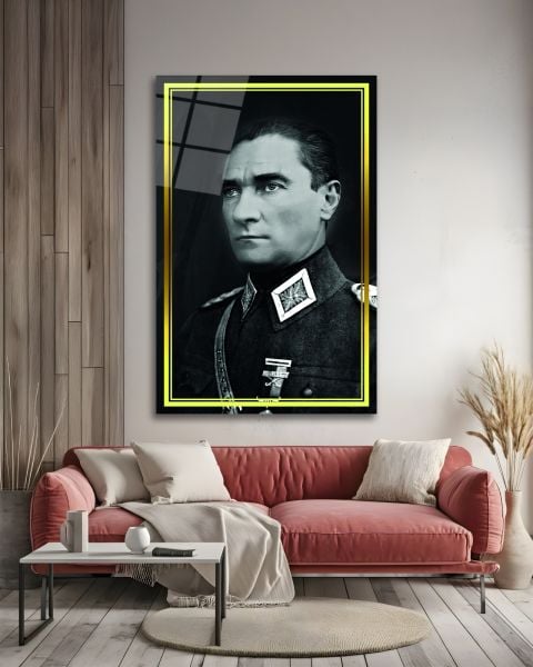 Sarı Çerçeve Görünümlü Askerlik Yılları Atatürk Siyah Beyaz Cam Tablo
