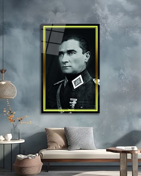 Sarı Çerçeve Görünümlü Askerlik Yılları Atatürk Siyah Beyaz Cam Tablo
