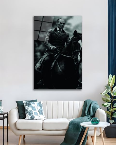 At Üstünde Atatürk Cam Tablo