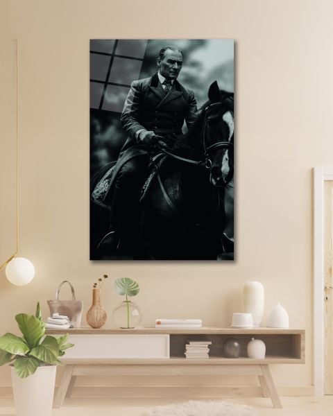 At Üstünde Atatürk Cam Tablo